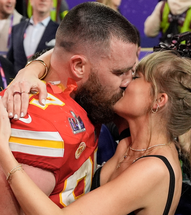 Travis Kelce und Taylor Swift küssend