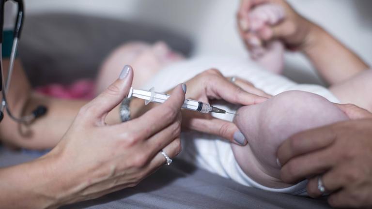 Mutter und Baby bei einer pädiatrischen Untersuchung