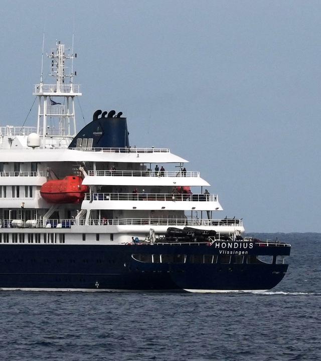 Kap Verde, Praia: Das Kreuzfahrtschiff MV Hondius verlässt den Hafen von Praia.
