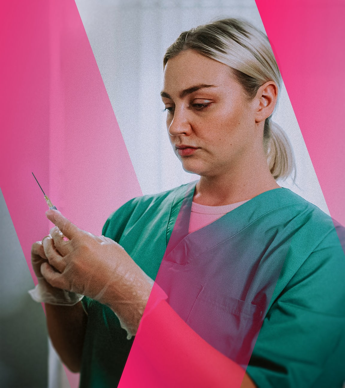 Junge Frau mit Spritze in der Hand