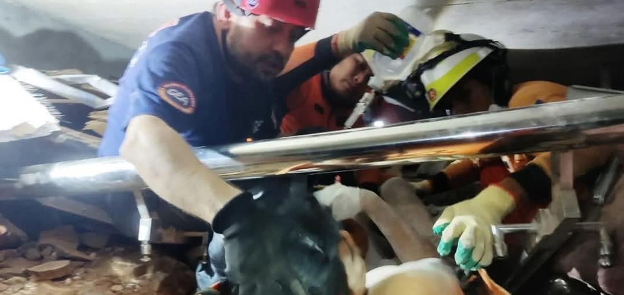 Dieses von der Feuerwehr von Myanmar zur Verfügung gestellte Foto zeigt Retter bei der Bergung eines Mannes, der in den Trümmern eines eingestürzten Hotelgebäudes verschüttet war. 