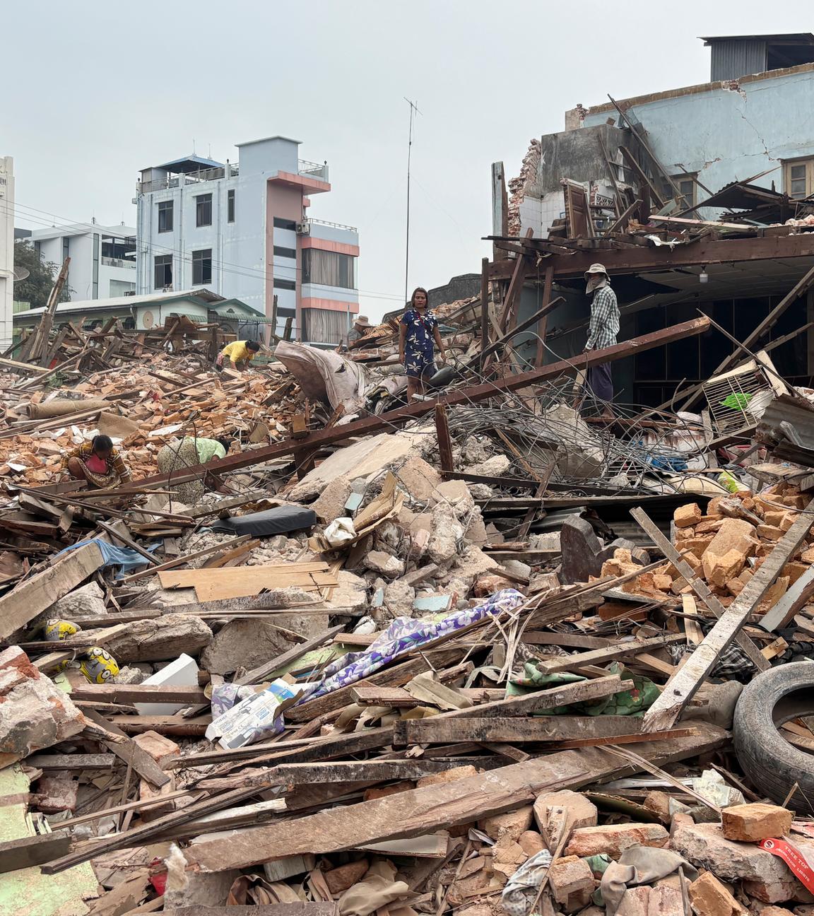 Nach dem Erdbeben vom 28. März in Naypyidaw, Myanmar, räumen Menschen Trümmer von beschädigten Gebäuden weg.