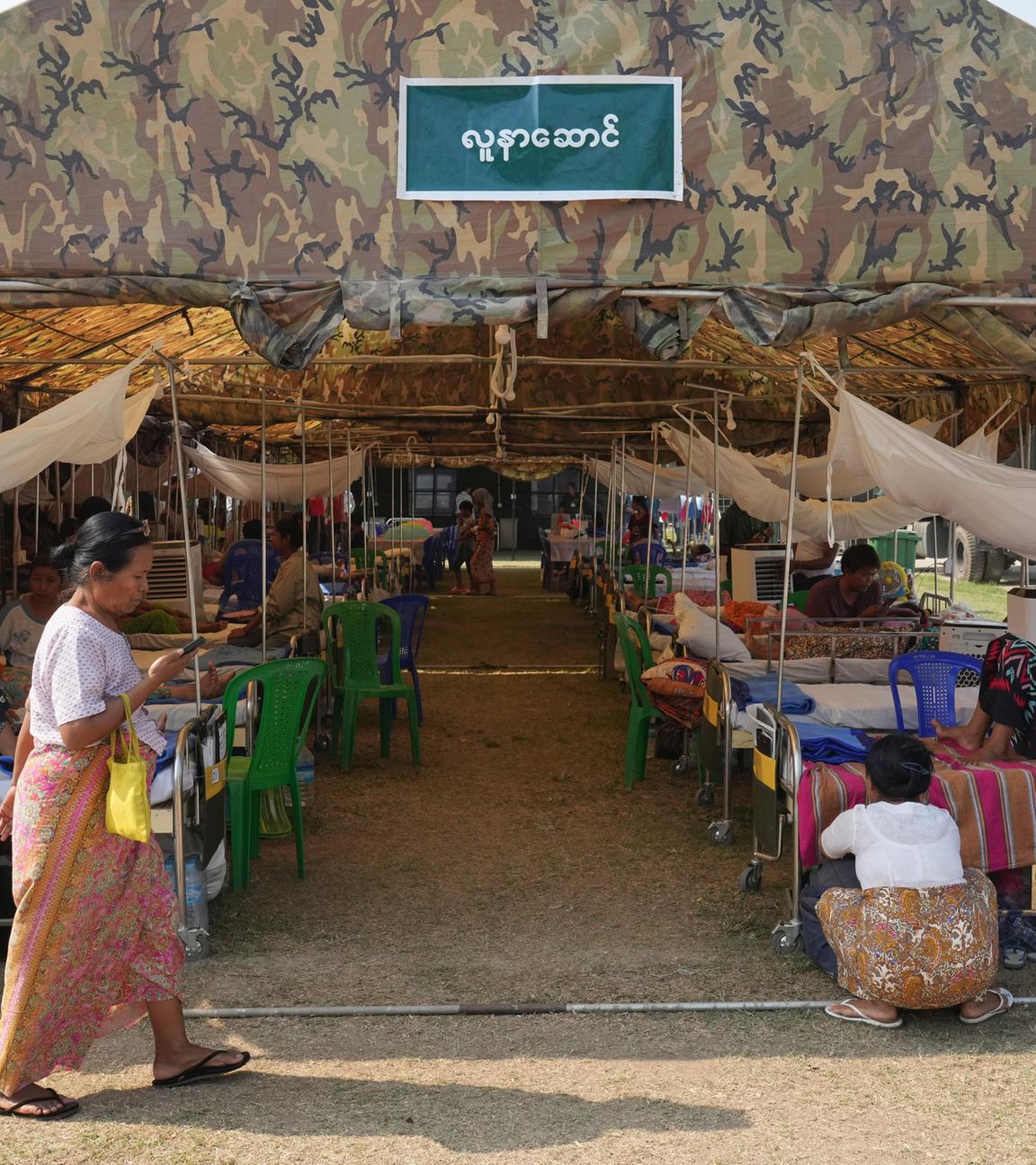 Verletzte werden nach dem Erdbeben in Myanmar in Zelten versorgt.