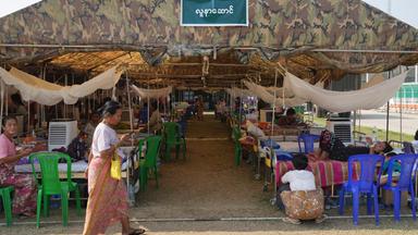 Verletzte werden nach dem Erdbeben in Myanmar in Zelten versorgt.