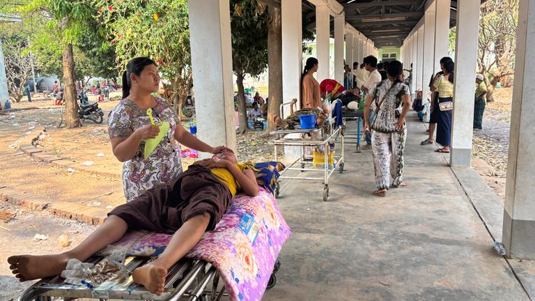 Menschen warten auf Hilfe in einem Krankenhaus.