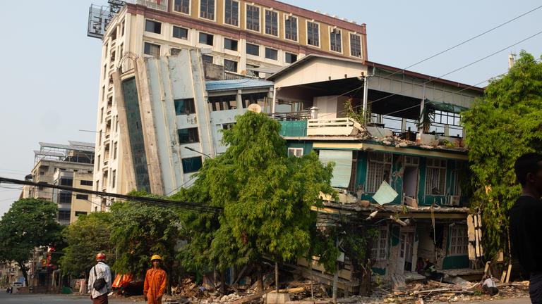 Ein vom Erdbeben beschädigtes Haus in Mandalay