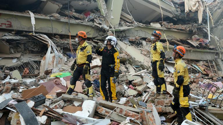 Rettungskräfte aus China inspizieren ein bei einem Erdbeben eingestürztes Gebäude in der Stadt Mandalay in Myanmar.