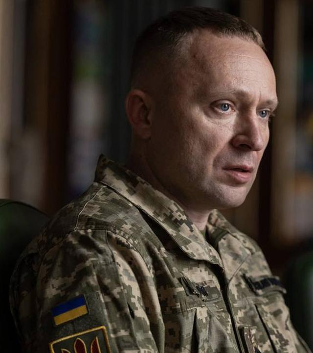 Mychajlo Drapatyj, der neue ukrainische Oberbefehlshaber, sitzt in Armeekleidung im Vordergrund. Im Hintergrund sitzt ein weiterer Mann in Uniform.