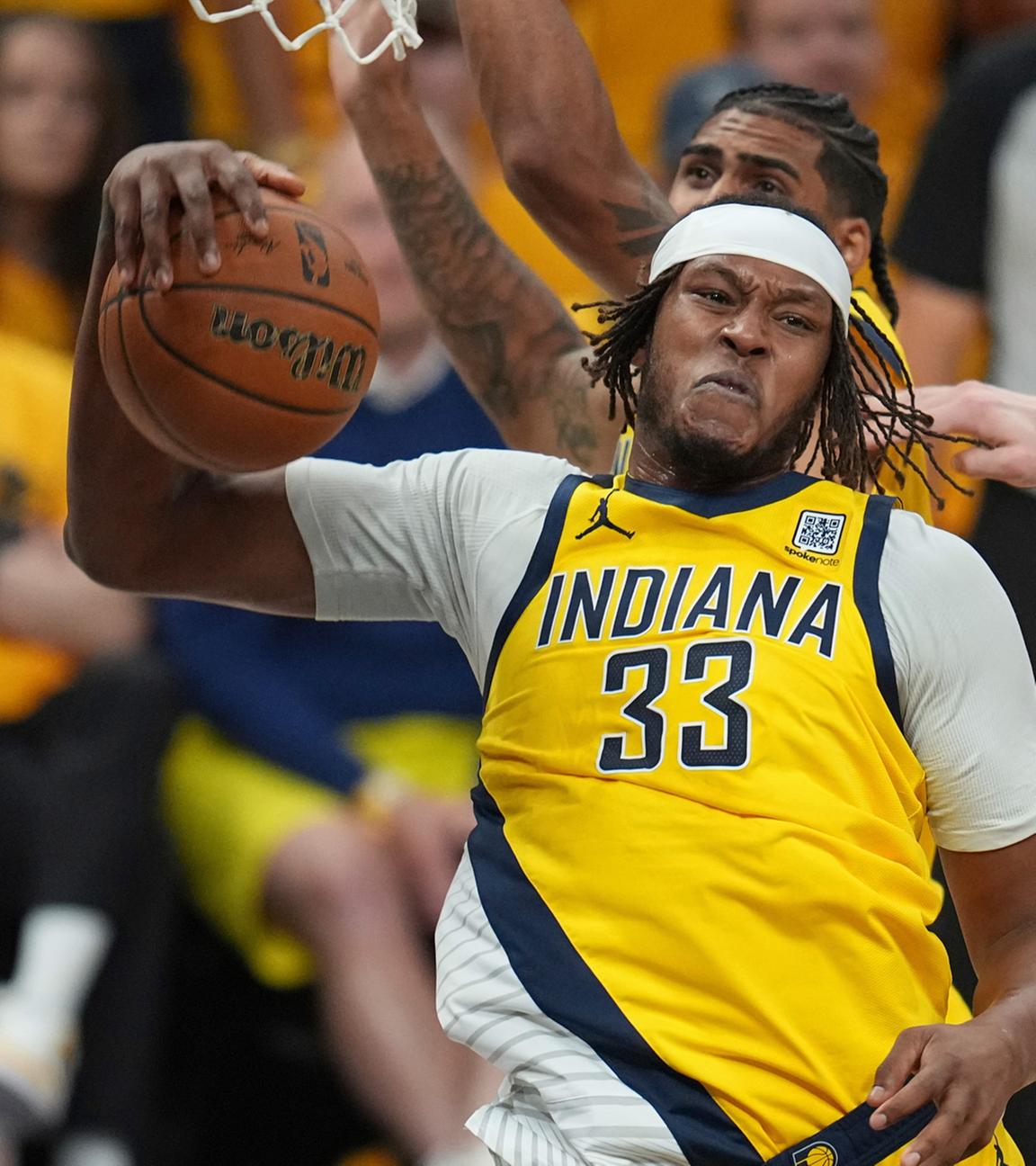 Indiana Pacers Spieler Myles Turner (33) im Zweikampf gegen Oklahoma City Thunder Spieler Isaiah Hartenstein am 19.06.2025 in Indianapolis.