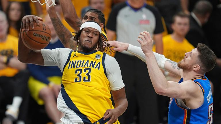 Indiana Pacers Spieler Myles Turner (33) im Zweikampf gegen Oklahoma City Thunder Spieler Isaiah Hartenstein am 19.06.2025 in Indianapolis.