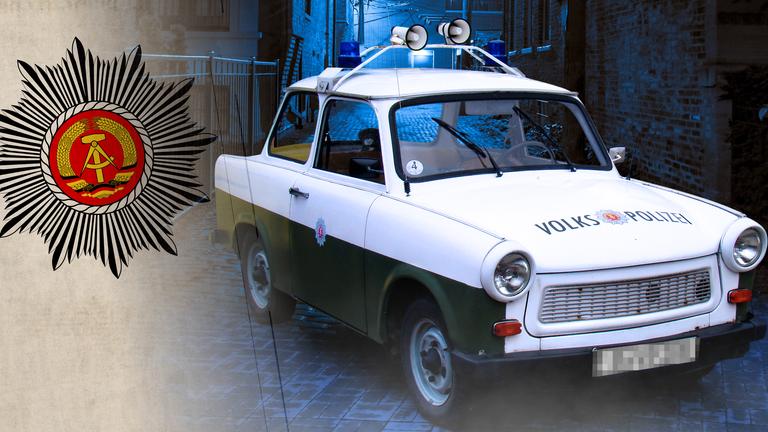 Montage: An der Seite prangt das Wappen der Volkspolizei der ehemaligen DDR, daneben ist ein Foto mit einem Diensttrabbi der Volkspolizei.