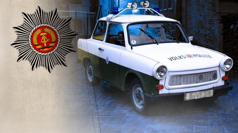 Montage: An der Seite prangt das Wappen der Volkspolizei der ehemaligen DDR, daneben ist ein Foto mit einem Diensttrabbi der Volkspolizei.