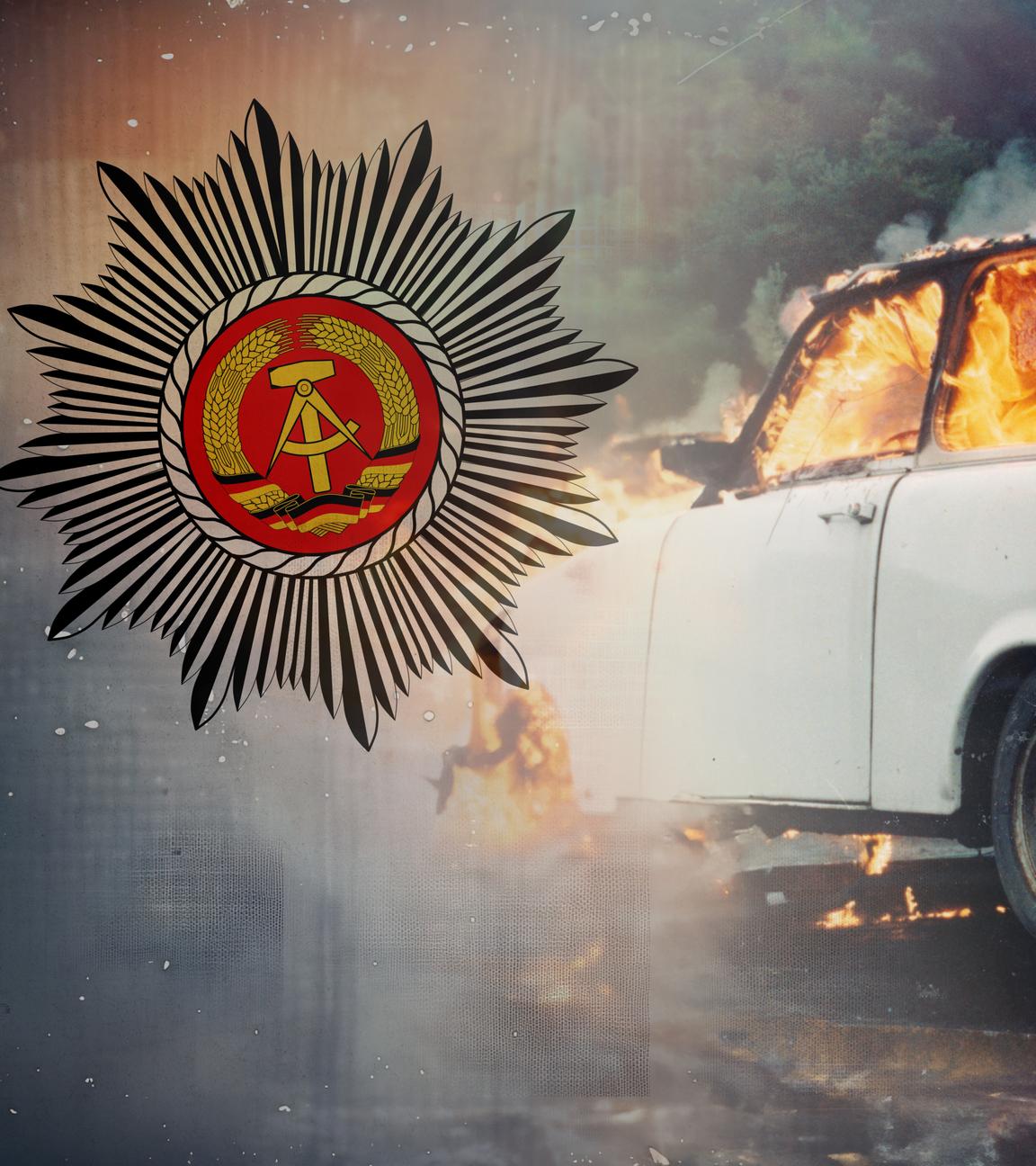 Montage: links ist das Wappens der Volkspolizei der DDR zu sehen, rechts das Bild eines brennenden Trabis. 