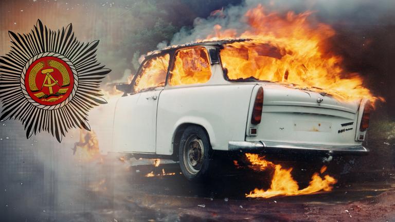 Montage: links ist das Wappens der Volkspolizei der DDR zu sehen, rechts das Bild eines brennenden Trabis. 