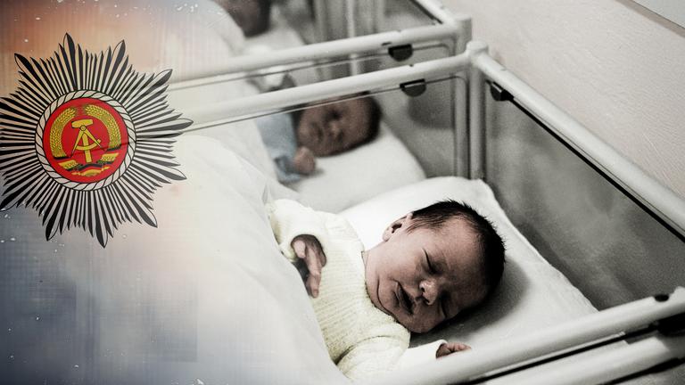Montage: links das Wappen der Volkspolizei der DDR. Rechts sieht man mehrere schlafende Babys im Neugeborenenzimmer einer Krankenhauses in der DDR.
