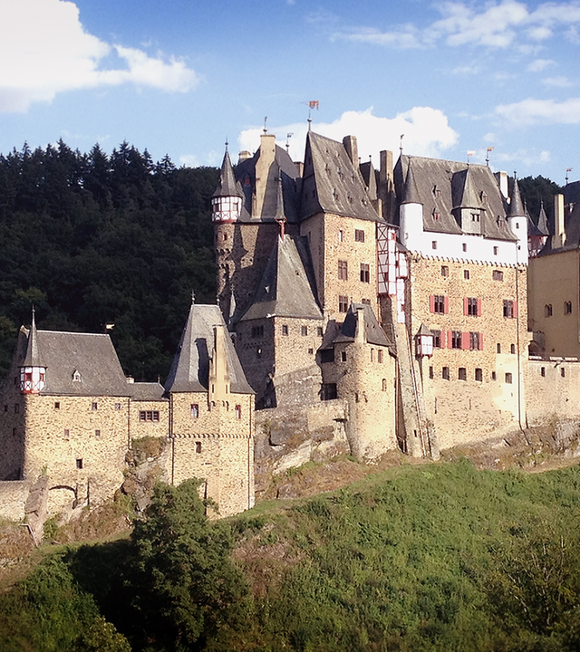 Eine Seitenansicht der Burg Eltz.
