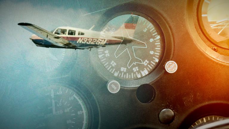  Links eine Propellermaschine in der Luft, rechts verschiedene Bordinstrumente