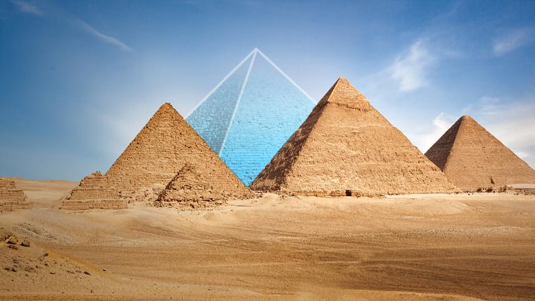 Die drei großen Pyramiden stehen nebeneinander. Dahinter steht, als Zeichnung angedeutet, die verschollene vierte Pyramide.