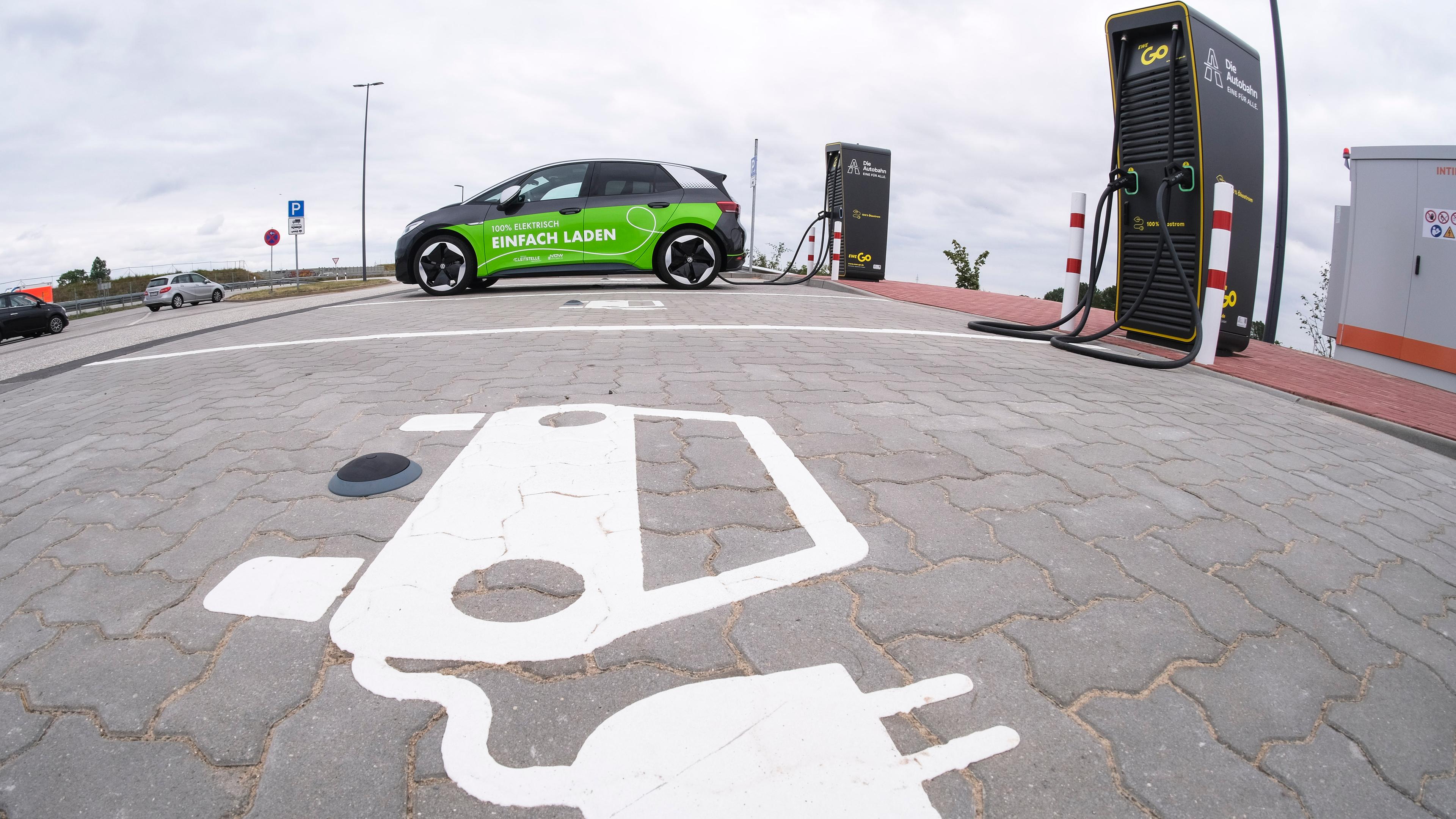 Elektroauto an einer Ladestelle