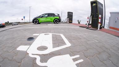 Elektroauto an einer Ladestelle