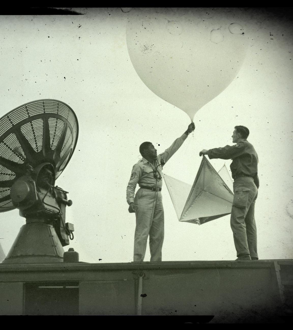 Zwei US-Soldaten lassen vom Dach einer Wetterstation einen Wetterballon steigen