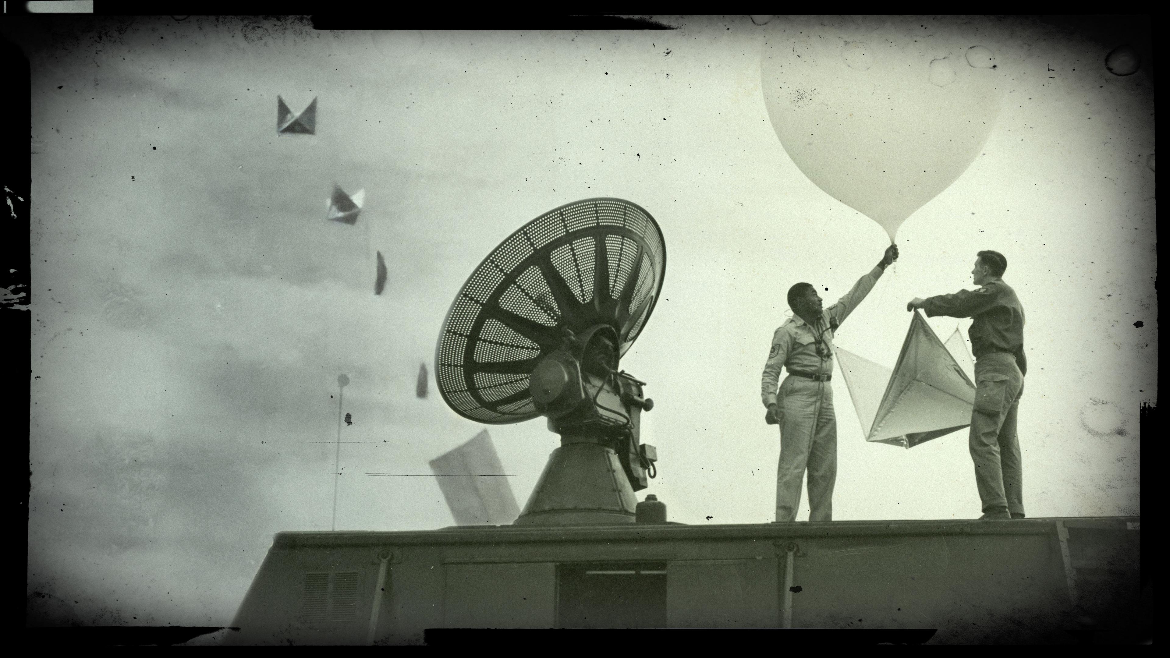 Zwei US-Soldaten lassen vom Dach einer Wetterstation einen Wetterballon steigen