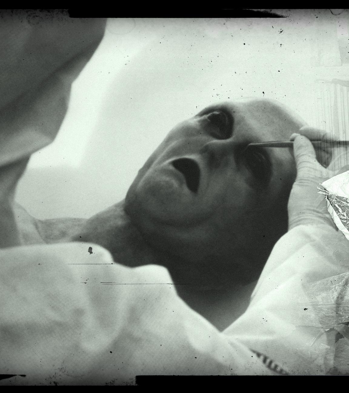 Links eine Aufnahme von der angeblichen Alienautopsie im Zusammenhang mit dem Roswell-Vorfall; rechts Major Jesse A. Marcel der Teile eines Wetterballons hält
