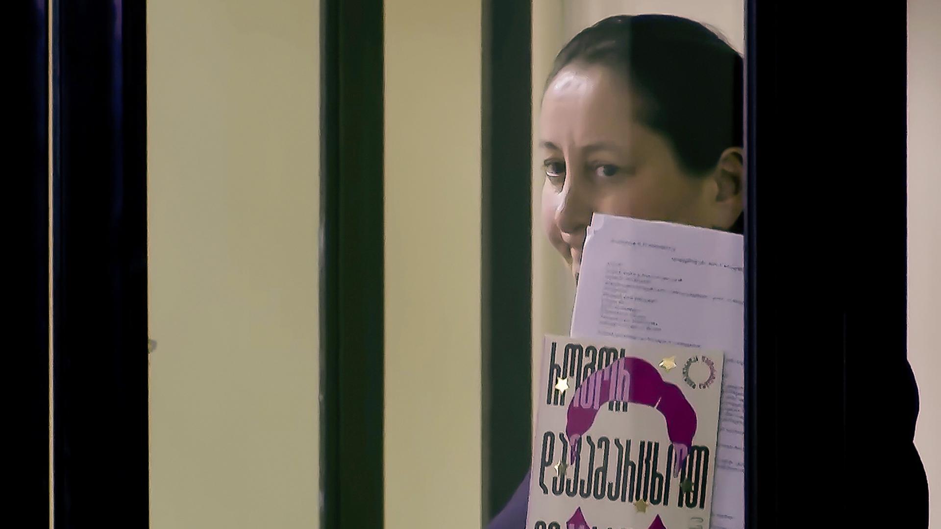 Archiv: Auf diesem Bild aus einem Video von Formula TV steht Mzia Amaghlobeli, eine georgische Journalistin und Gründerin der unabhängigen Medien Batumelebi und Netgazeti, am  1. 2. 2025, in einem Angeklagtenkäfig vor einem Gericht in Batumi, Georgien. 