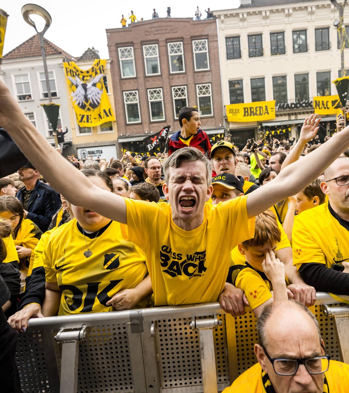 Fans von NAC feiern am 3. Juni 2024 auf dem Grote Markt in Breda den Aufstieg in die erste Liga. Sie haben erfolgreich gegen die Übernahme durch die City Football Group gekämpft