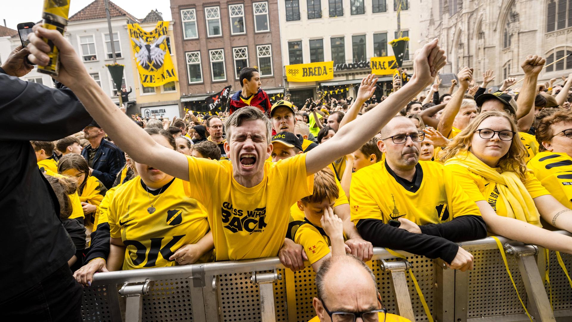 Fans von NAC feiern am 3. Juni 2024 auf dem Grote Markt in Breda den Aufstieg in die erste Liga. Sie haben erfolgreich gegen die Übernahme durch die City Football Group gekämpft