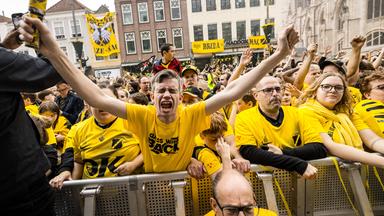 Fans von NAC feiern am 3. Juni 2024 auf dem Grote Markt in Breda den Aufstieg in die erste Liga. Sie haben erfolgreich gegen die Übernahme durch die City Football Group gekämpft