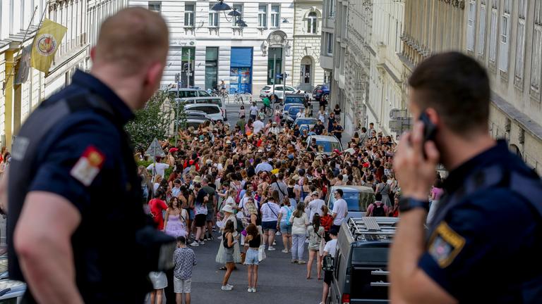 Taylor Swift-Fans versammeln sich in der Corneliusgasse in Wien. 