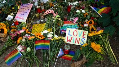 An einer Gedenkstätte wurden für die Opfer des Anschlags am Rande des Christopher Street Day (CSD) in Berlin Blumen, Regenbogenfahnen und Briefe niedergelegt.