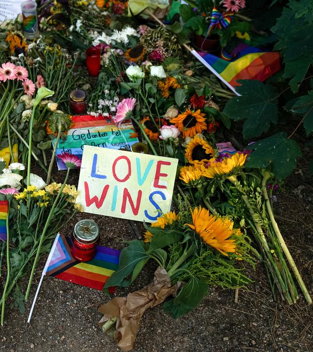 An einer Gedenkstätte wurden für die Opfer des Anschlags am Rande des Christopher Street Day (CSD) in Berlin Blumen, Regenbogenfahnen und Briefe niedergelegt.