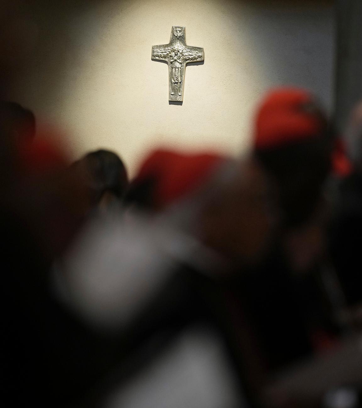 Italien, Rom: Kardinäle beten neben dem Grab des verstorbenen Papstes Franziskus in der Basilika St. Maria Maggiore in Rom.