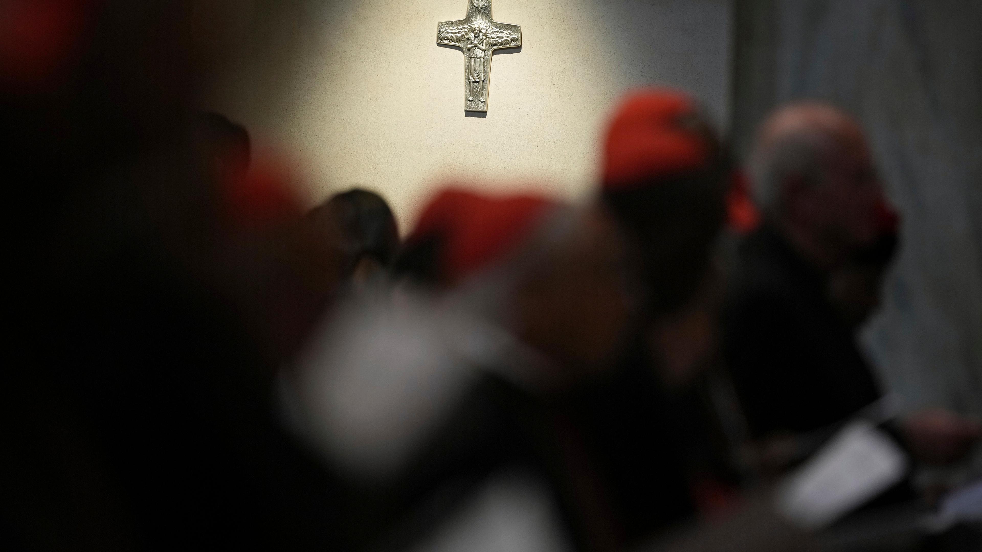 Italien, Rom: Kardinäle beten neben dem Grab des verstorbenen Papstes Franziskus in der Basilika St. Maria Maggiore in Rom.
