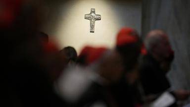 Italien, Rom: Kardinäle beten neben dem Grab des verstorbenen Papstes Franziskus in der Basilika St. Maria Maggiore in Rom.