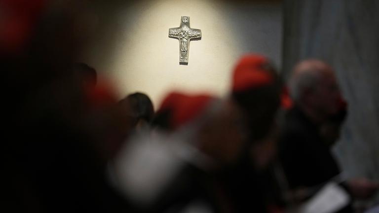 Italien, Rom: Kardinäle beten neben dem Grab des verstorbenen Papstes Franziskus in der Basilika St. Maria Maggiore in Rom.