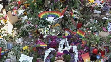 Trauerstelle vom Anschlag auf den CSD Berlin mit vielen Blumen und Regenbögen.