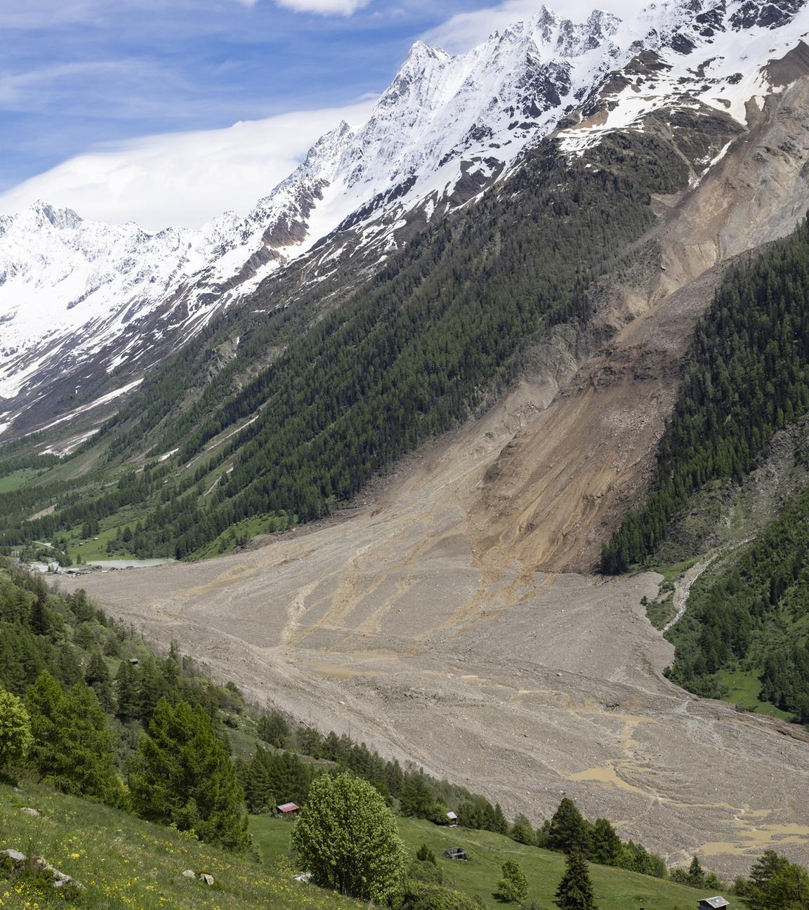 Eine Aufnahme einen Tag nach einer gewaltigen Lawine, die durch den Zusammenbruch des Birch-Gletschers ausgelöst wurde, zeigt die Zerstörung, die diese anrichtete, als sie ins Tal stürzte und das Dorf Blatten in der Schweiz zerstörte, 29. Mai 2025. 