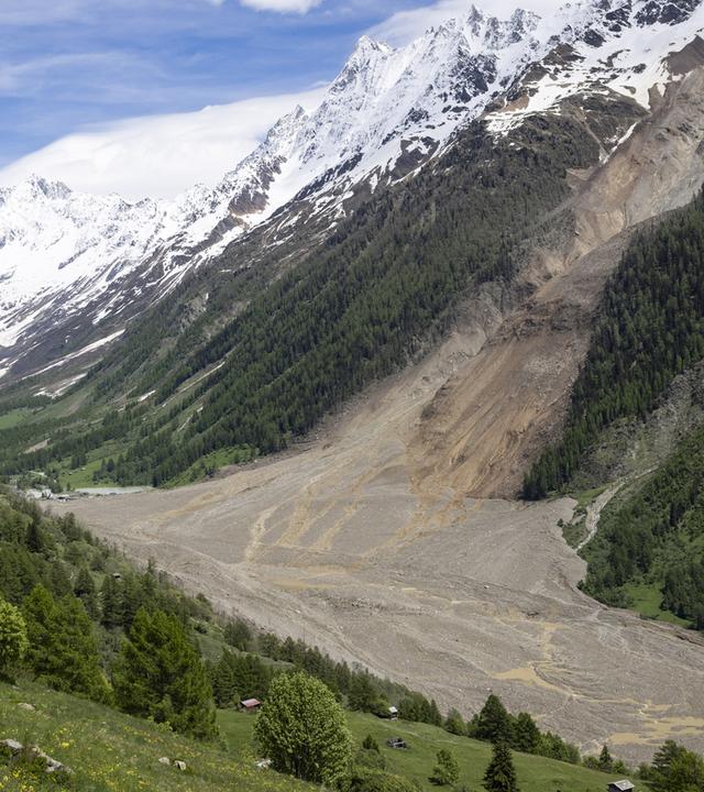Eine Aufnahme einen Tag nach einer gewaltigen Lawine, die durch den Zusammenbruch des Birch-Gletschers ausgelöst wurde, zeigt die Zerstörung, die diese anrichtete, als sie ins Tal stürzte und das Dorf Blatten in der Schweiz zerstörte, 29. Mai 2025. 