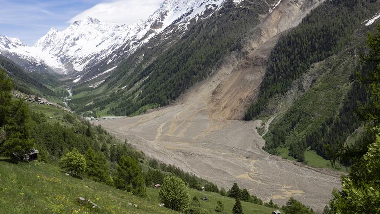 Eine Aufnahme einen Tag nach einer gewaltigen Lawine, die durch den Zusammenbruch des Birch-Gletschers ausgelöst wurde, zeigt die Zerstörung, die diese anrichtete, als sie ins Tal stürzte und das Dorf Blatten in der Schweiz zerstörte, 29. Mai 2025. 