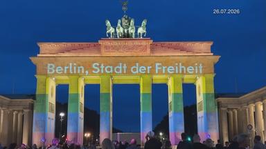 Brandenburger Tor in Regenbopgen-Farben
