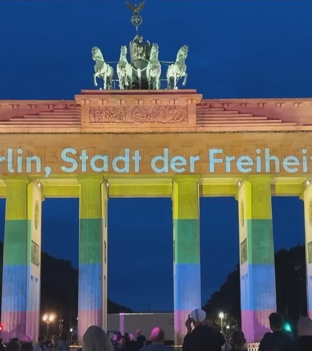 Brandenburger Tor in Regenbopgen-Farben