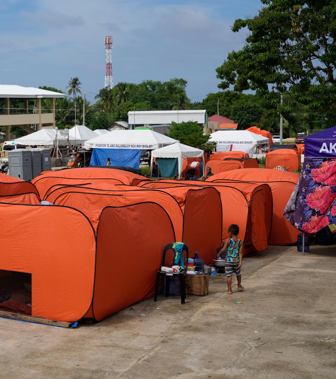Überlebende des Erdbebens übernachten in Zelten, nachdem ein starkes Erdbeben die Stadt Bogo in der Provinz Cebu in den Zentralphilippinen erschüttert hatte.