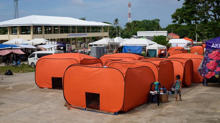 Überlebende des Erdbebens übernachten in Zelten, nachdem ein starkes Erdbeben die Stadt Bogo in der Provinz Cebu in den Zentralphilippinen erschüttert hatte.