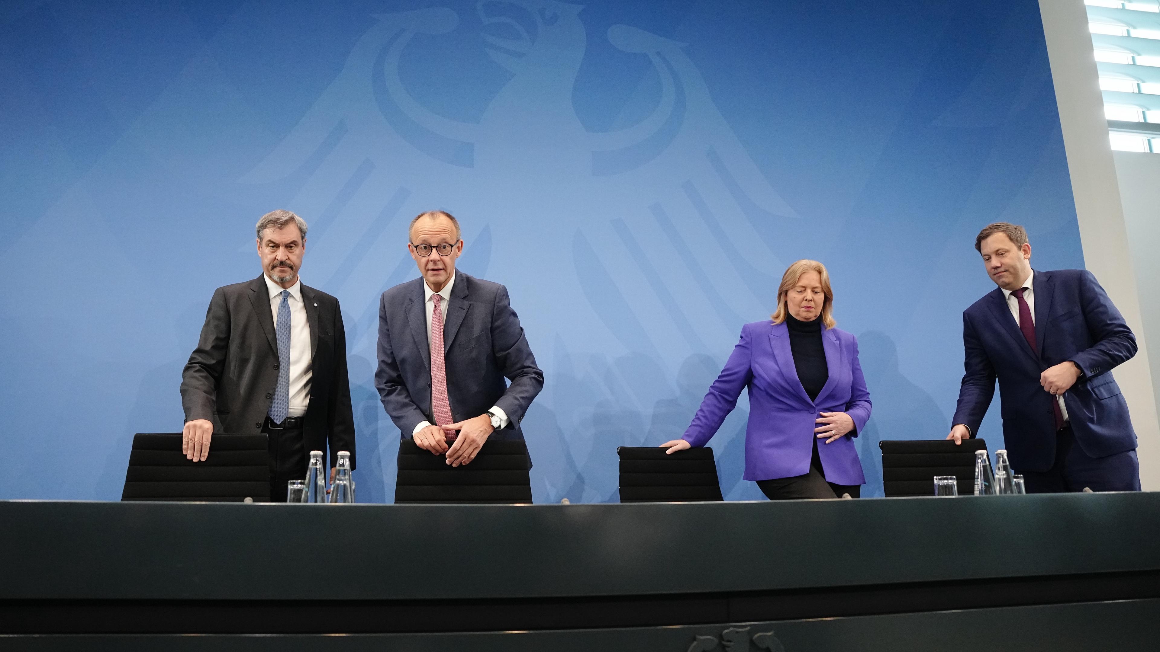 Nach dem Koalitionsausschuss kommen Markus Söder (l-r), Friedrich Merz, Bärbel Bas und Lars Klingbeil zur Bekanntgabe von Ergebnissen im Bundeskanzleramt zu einer Pressekonferenz. 