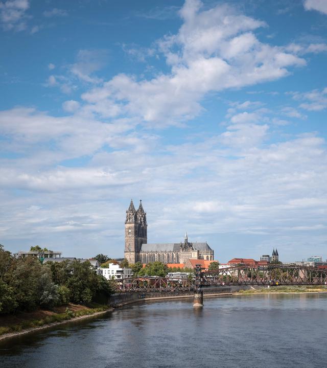 Eine Gesamtansicht vom 7. September 2026 zeigt die Elbe und das Wahrzeichen der Stadt, den Magdeburger Dom (St. Mauritius und Katharina) in Magdeburg (Ostdeutschland), am Tag nach der Landtagswahl.