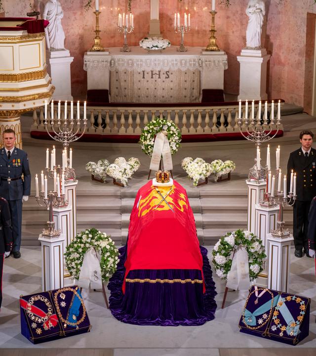 Der Sarg von König Harald V. wurde vom Roten Salon in die Schlosskapelle überführt. 