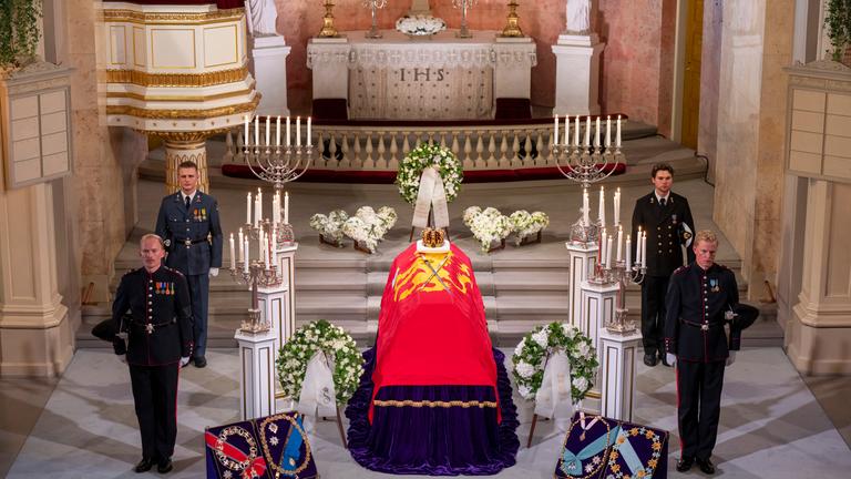 Der Sarg von König Harald V. wurde vom Roten Salon in die Schlosskapelle überführt. 